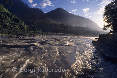 INDIA CRUZANDO EL RIO GANGES La colonia Ujali, situado a 1 kilómetro Uttarkashi, casas de más de 500 sadhus y sanyasins. Algunos estudiosos y teístas de gran reputación en directo aquí. Ashrams más conocidos Uttarakhand, tales como el Ashram Kailash, el Ashram Sivananda, el Baba Kali Kämli Ashram y el Punjab, Sindh Dandi Kshetra todos tienen una presencia en Ujali. Señor Vishnu y Parsuram; la reencarnación 24 de Señor Vishnu, se veneran aquí. El ídolo de Parsuram en este templo se dice que se remontan al siglo 8 dC. Se dice que Parsuram decapitó a su madre; Renuka, bajo las órdenes de su padre sabio Jamdagni. Este último, complacido con la obediencia de su hijo, le otorgó una bendición. Parsuram pidió por la vida de su madre para ser restaurado, lo que se hizo. Sin embargo, era culpable de matri hatya (asesinato de la madre) y se le dijo por su padre para ir a Uttarkashi a arrepentirse. Uttarkashi es entonces su tapsthali (lugar de meditación). Hay muy pocos templos dedicados a Parsuram en la India y este es posiblemente uno de los dos en todo el país.