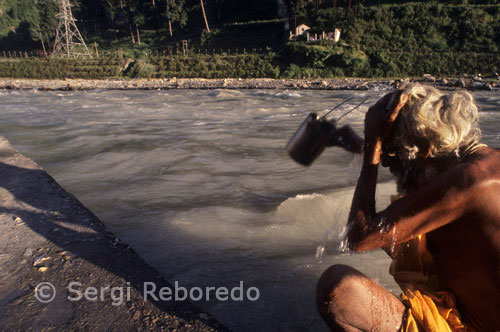 INDIA CROSSING THE RIVER GANGES 1.5 kilometres from Uttarkashi. Situated on Hari Parvat on the opposite bank of the Bhagirathi from the centre of town; Kuteti Devi is the main deity of Kot Gram Khai in Uttarkashi. Legend says that Kuteti Devi is an avtar (reincarnation) of Durga. This temple was built by the daughter of the Maharaja of Kota and her husband (Raja Banswala) on the spot where they discovered three stones with a heavenly aroma; as guided by the Devi in their dreams. The Maneri-Bhali project; which supplies 93 MW of power to Uttarakhand; is located on the left bank of Bhagirathi; close to Uttarkashi. Roughly 13 km upstream of Uttarkashi is the village of Maneri. Here; a lake – of an unbelievably beautiful and clear colour reflecting the surrounding conifers-- has been formed by damming the Bhagirathi; which is fast becoming a popular tourist attraction. There is camping site here on the banks of the river. hairon Chowk is considered one of the oldest sites in Uttarkashi. It was referred to by ancient texts as ‘Chamala ki Chowri’ in connection with Barahat –Uttarkashi’s ancient name. Chamala ki Chowri was named after a Champa tree that used to grow here and the chowk was used to hold village councils; and for pilgrims to gather and pray here before undertaking the difficult journey on foot to Gangotri.