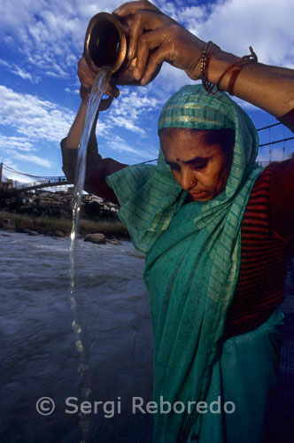 INDIA CRUZANDO EL RIO GANGES Uttaranchal es un estado de gran belleza natural y algunos de los lugares vírgenes y sin estropeado naturales Nainital, valle de las flores; Dehradun, himalaya, etc Kausani también famosa por sus lagos, montañas, bosques, parques nacionales; santuries y es también un destino favorito de los amantes de la naturaleza. El Estado se talla fuera de Uttar Pradesh, se formó el 9 de noviembre, 2000 como el estado 27 de la Unión India. Las fronteras internacionales tocado por la frontera del estado son el Tíbet, Nepal se declara vecino Himachal Pradesh y Uttar Pradesh