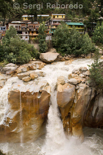 INDIA CRUZANDO EL RIO GANGES Gangotri es un pueblo muy agradable y es bastante popular entre los extranjeros, y muchos que han venido a hacer el viaje a Gaumukh, o más. A diferencia de la mayoría de las otras ciudades en la ruta de Char Dham, es un buen lugar para quedarse por un tiempo. El río corre por Bhagirathi y es muy alto, dando al lugar un ambiente tranquilo. Gangotri está situado a unos 250 kilómetros de Rishikesh y 230 kilometros de Yamunotri. El viaje en autobús a través de Tehri y Uttarkashi de Rishikesh tardar de 10 a 12 horas. En Gangotri el Cedar río Ganges se une con el río Bhagirathi a Dev Ghat, que está al lado del puente principal, por el otro lado del río desde el templo. Hay una llamada cae Sahasradhara unos 100 metros por debajo de esta confluencia. Justo antes de las cataratas del río se exprime en un estrecho desfiladero cerca de un metro de ancho. La fuente real del Ganges es Gaumukh, una subida dura 19 km de Gangotri. Bhagiratha se dice que ha rezado en Gangotri para salvar a sus familiares. Los Pandavas se dice que han visitado este lugar, para expiar el pecado de matar a sus familiares durante la guerra de Kurukshetra. En este punto el río Ganges fluye hacia el norte, dando a este pueblo su nombre; Gangotri, que significa ". Ganges hacia el norte", dice el Señor Krishna en el Bhagavad-gita, De ríos que yo soy el Ganges.