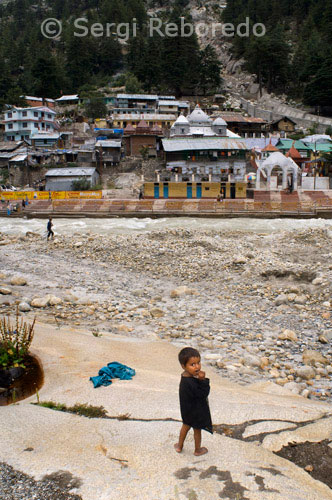 INDIA CRUZANDO EL RIO GANGES Gangotri es el origen del río Ganges y uno de los cuatro sitios en el Yatra Chardham. Aquí, Ganga se conoce como Bhagirathi, el nombre de la Bhagirath antiguo rey, que llevó a cabo la penitencia para traerla desde el cielo. Se cree que bañarse en sus aguas lleva la liberación de los pecados cometidos en las vidas presentes y pasadas. Se Devprayag en adelante adquiere el nombre de Bhagirathi GANGA donde se reúne el Alaknanda. Este templo fue hecho con piedra blanca de Amar Singh Thapa, capitán Gorkha en el siglo 18. Después de Diwali la puerta del templo se cerró y reabrió sus puertas en mayo. Durante los inviernos, cuando templo está cerrado debido a la caída de fuertes nevadas, el ídolo de la diosa se mantiene en la Aldea pueblo Mukhab cerca Harsil. La fuente real del río sagrado Ganges está en Gaumukh, situado en los glaciares Gangotri y es una caminata de 19 km de Gangotri. Según la mitología hindú, la diosa Ganga - la hija del cielo, tomó la forma de un río para absolver los pecados de los predecesores de Rey Bhagirath, tras su severa penitencia de varios siglos. Señor Shiva Ganges recibió en sus cabellos enmarañados para minimizar el impacto de su caída. Según la leyenda, un rey Suryavanshi Sagar decidió llevar a cabo el Yagna Ashwamedh (sacrificio de caballo). Sus 60; 000 hijos conquistaron los territorios que el caballo cruzado. Indra se sentían amenazados por su éxito. Se robó el caballo y lo ató en Kapil Muni ashram. hijos de Sagar seguido del caballo en el ashram y se falta de respeto a la vidente, que los maldijo. Todos los 60; 000 de ellos fueron convertidos en cenizas. El rey suplicó el vidente de perdón, pero la maldición no pudo ser revertida. Sin embargo, Kapil Muni sugirió que si el sagrado Ganges, el río del cielo, habían de venir a la tierra, el contacto de sus aguas garantizaría la liberación de los príncipes. Muchos descendientes de Sagar fracasado en sus esfuerzos para llevar el sagrado Ganges a la tierra, hasta Bhagirath nació. Él perseveró en sus oraciones hasta el Ganges de acuerdo en venir a la tierra desde los cielos. Pero era tal su poder que su descenso era seguro que causará estragos. Así Bha ¬ ¬ gi Rath oró al Señor Shiva, quien estuvo de acuerdo para contener Ganga en sus cabellos, desde donde lanzó algunas gotas de sus aguas celes ¬ cial. El río resulta así en la tierra, limpiar todo lo que era impuro en su camino y la entrega de los hijos de Sagar de su maldición.