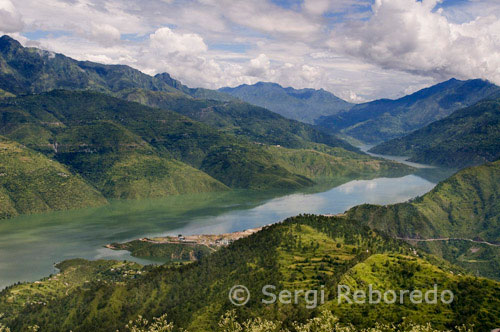 INDIA CRUZANDO EL RIO GANGES Uttaranchal es una aventura importante y lugar de peregrinación en la India, que fue elaborado de Uttar Pradesh, en el año 2000. Con sus capas de verdes montañas y la nieve; Uttaranchal está idealmente situado en las estribaciones de la Shivalik. Al ser una combinación perfecta de la naturaleza, vida silvestre, aventura y de peregrinación, el Patronato de Turismo del Estado promueve todas estas facetas. Todos los turistas se les recomienda tomar tours de Uttaranchal para disfrutar de las estaciones de la colina más exóticos de la India.