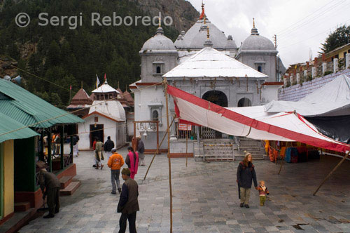 ÍNDIA CREUANT EL RIU GANGES Cristina Silvente IRIS REBOREDO Gangotri és el més alt i el més important temple de la deessa Ganga. Gangotri és un petit poble al voltant del temple de la deessa Ganga Gangotri. L'actual temple de Gangotri va ser construït per Amar Singh Thapa; General Gorkha al segle 18. L'origen del riu Bhagirathi, Gaumukh glacera de Gangotri està 18 km i cal cobrir la distància a peu. Gangotri ofereix vistes panoràmiques de terrenys escarpats, que brolla l'aigua del riu Bhagirathi i pics nevats. El lloc té gran importància entre els hindús. Gangotri és obert des de maig i es tanquen el dia del festival de Diwali. temple de Gangotri roman tancat durant els hiverns a la regió és propensa a fortes nevades. Gangotri està situat a una altitud de 3; 048mts sobre el nivell del mar al districte de Uttarkashi d'Estat Uttarakhand. Situat a la vora del sagrat riu Bhagirathi, Gangotri és un dels Char Dham de Uttarakhand. Submergit Shivling: Hi ha una roca natural Shivling en Gangotri submergida sota l'aigua que es pot veure fàcilment quan els hiverns són en el seu camí com el nivell d'aigua disminueix durant aquest temps. D'acord als mites i llegendes aquest era el lloc on el Senyor Shiva assegut quan va rebre Ganga en els seus cabells embolicats.