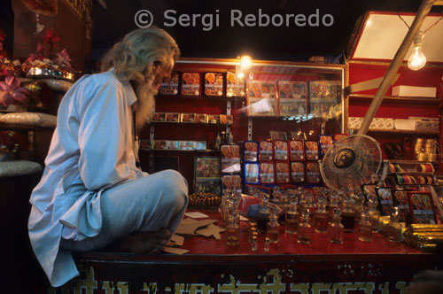 ÍNDIA CREUANT EL RIU GANGES venedor en Mansa Devi Temple. Per visitar el temple, els pelegrins han de seguir una cua per al 'darshan'de la Deessa. Mansadevi es diu que han nascut de la ment de Sant Kashyap. Ella és considerada com l'esposa de Nag Raja Vasuki. Aquest temple és un dels temples més importants del nord de l'Índia. Mansa Devi és un dels famosos Peethas Siddha (Sants Llocs, on els desitjos es compleixen), juntament amb Chandi Devi i Maya Devi a Haridwar. La gent sol vincular les discussions sobre un arbre sagrat que es troba a tocar del temple demanant a la Deessa per complir els seus desitjos. En el compliment dels desitjos, la gent ve a deslligar els fils d'un mateix arbre, una vegada més. El temple és de gran importància per als seguidors de l'hinduisme. Un pot tenir una vista panoràmica de Haridwar des de dalt de Bilwa Hill.