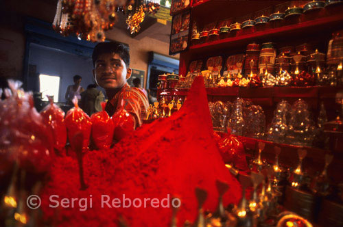 INDIA CRUZANDO EL RIO GANGES vendedor en Mansa Devi Temple. Mansa Devi es uno de los templos más populares y visitados de Haridwar, Uttaranchal. El templo está dedicado a Mansa Devi, una forma de Shakti (energía). Situado en la parte superior de Bilwa Parvat (Hill); Mansa Devi Temple se puede llegar tomando los autobuses locales, o mediante la contratación de rickshaws de Haridwar. Con el fin de llegar a la cima de la colina, uno puede ir para practicar el senderismo o teleférico. Mansa Devi Temple es un antiguo templo que atrae a personas de ambos lejos y de cerca debido a su importancia. Se cree que la diosa cumple todos los deseos de un devoto sincero. En realidad, Mansa, la expresión es la forma modificada de "Mansha 'palabra, que significa"deseo". En la parte superior de la colina, hay muchas tiendas donde los cocos, frutas, guirnaldas de caléndulas y varitas de incienso están disponibles. Estas cosas son ofrecidos a la diosa.