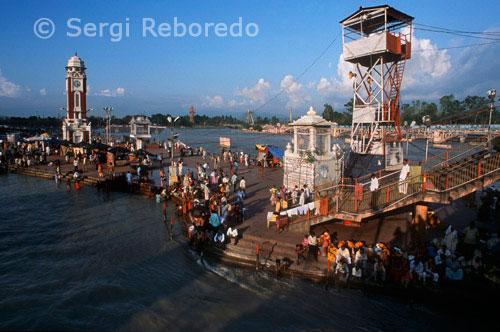 ÍNDIA CREUANT EL RIU GANGES Un dels llocs més famosos i visitats de Haridwar, Har ki Pauri és considerat com un dels seus cinc principals llocs sagrats. Ganga Aarti porta a terme en el ghat de la tarda, després del capvespre. Un grup de bramans tenen gran incendi bols a la mà i oferir als seus mantres sagrats de riu Ganges, Shiva - el déu hindú de la destrucció; Surya - el Déu Sol i l'Univers sencer. Els devots després oferir flors i llums de fang - diyas - al riu Ganges, per tal de pagar pel que fa als seus avantpassats en el cel. L'escenari a Har ki Pauri en el moment de Ganga-Aarti és fascinant. Har Ki Pauri és el lloc on el nèctar diví va caure del cel Kumbh. El Kumbh Mela se celebra aquí (l'última celebrada el 1998, el pròxim a 2010). El riu sagrat Ganges, entra Brahmakund d'un costat i surt per l'altre. Encara que l'aigua aquí és del voltant de la cintura, un ha de ser molt cautelosos mentre es banya en el Ghats ja que el flux és ràpid i veloç. Les cadenes i els carrils s'han proporcionat per permetre als devots per prendre en forma segura mentre prenen un bany sagrat. temples famosos - Ganga Mandir i Mandir Harich també es troben aquí. Har Ki Pauri deu el seu nom als peus (Pauri) del senyor (Hari). Vishnucharanpaduka, les petjades del Senyor, es creu que s'imprimeixi a la paret sota les aigües del Ganges aquí i amb la guia d'un sacerdot, també és possible que li toqui.