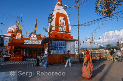 INDIA CRUZANDO EL RIO GANGES Uno de los sitios más famosos y visitados de Haridwar, Har ki Pauri es considerado como uno de sus cinco principales lugares sagrados. Har ki Pauri siempre está llena de devotos y sacerdotes, ofrecer oraciones al Dios Sol y el sagrado Ganges. Este lugar es el destino perfecto para las personas profundamente enamorado de la religión, la filosofía y el espiritismo. La feria auspicioso de los hindúes, el Kumbh Mela, se celebra en Har ki Pauri, después cada 3 años. Este ghat sagrada fue construido a orillas del Ganges, por el rey Vikramaditya, en la memoria de su hermano Bhartrihari. Har ki Pauri es famoso por Ganga Aarti; un ritual sagrado de ofrecer oraciones al Ganges. Ganga Aarti lleva a cabo en el ghat de la tarde, después del atardecer. Un grupo de brahmanes tienen gran incendio cuencos en la mano y ofrecer a sus mantras sagrados de río Ganges; Shiva - el dios hindú de la destrucción; Surya - el Dios Sol y el Universo entero. Los devotos luego ofrecer flores y lámparas de barro - diyas - al río Ganges, a fin de pagar por lo que respecta a sus antepasados en el cielo. El escenario en Har ki Pauri en el momento de Ganga-Aarti es fascinante.