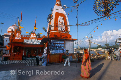 ÍNDIA CREUANT EL RIU GANGES Un dels llocs més famosos i visitats de Haridwar, Har ki Pauri és considerat com un dels seus cinc principals llocs sagrats. Har ki Pauri sempre està plena de devots i sacerdots, oferir oracions al Déu Sol i el sagrat Ganges. Aquest lloc és la destinació perfecta per a les persones profundament enamorat de la religió, la filosofia i l'espiritisme. La fira auspicis dels hindús, el Kumbh Mela, es celebra a Har ki Pauri, després cada 3 anys. Aquest ghat sagrada va ser construït a la vora del Ganges, pel rei Vikramaditya, en la memòria del seu germà Bhartrihari. Har ki Pauri és famós per Ganga Aarti, un ritual sagrat d'oferir oracions al Ganges. Ganga Aarti porta a terme en el ghat de la tarda, després del capvespre. Un grup de bramans tenen gran incendi bols a la mà i oferir als seus mantres sagrats de riu Ganges, Shiva - el déu hindú de la destrucció; Surya - el Déu Sol i l'Univers sencer. Els devots després oferir flors i llums de fang - diyas - al riu Ganges, per tal de pagar pel que fa als seus avantpassats en el cel. L'escenari a Har ki Pauri en el moment de Ganga-Aarti és fascinant.