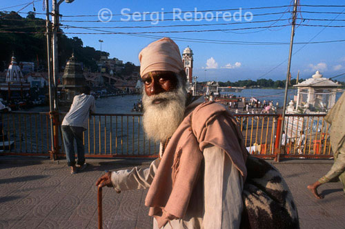 ÍNDIA CREUANT EL RIU GANGES Un dels llocs més famosos i visitats de Haridwar, Har ki Pauri és considerat com un dels seus cinc principals llocs sagrats. Har ki Pauri es creu que és el punt de sortida del riu Ganges de la muntanya i la seva entrada a les planes. -Vos a l'aigua beneïda del ghat es diu per alleujar una persona de tots els seus pecats. El lloc està envoltat per alguns antics i altres de nous a construir temples. Al llarg de l'any, els rituals religiosos com 'upanayan' o el ritual d'iniciació ", món "o el cap tonsura ritual, 'visarjan asthi' o la immersió de les cendres de la "shraddha 'morts i oracions o apaivagar als avantpassats tenen lloc aquí.