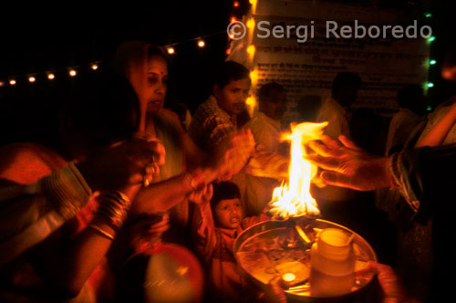 INDIA CRUZANDO EL RIO GANGES Har ki Pauri Este Ghat sagrado fue construido por el rey Vikramaditya en la memoria de su hermano Bhratrihari. Se cree que Bhratrihari finalmente llegó a Hardwar a meditar en las orillas del sagrado río Ganges. Cuando murió, su hermano construyó un Ghat en su nombre que más tarde llegó a ser conocida como Har-Ki-Pauri. Este ghat de baño sagrado es también conocido como Brahamakund. El reflejo de tonos dorados de diyas floral en el río Ganges es el espectáculo más encantador en la noche durante el Aarti Ganga (Culto). El ghat es considerado como el más sagrado en Haridwar y este es el punto más propicio para bañarse en el Ganges. Una torre del reloj fue construido aquí también por Seth Birla que vale la pena ver.