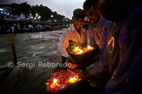 ÍNDIA CREUANT EL RIU GANGES Haridwar és famós per la seva Ganga arati, adoració de Ganga Maiya, celebrada nit a Har-ki-pari Ghat. Cada nit, (a excepció d'un curt període de temps durant l'estiu, quan el ghat es neteja i reparació;) milers de devots i pelegrins es reuneixen al voltant d'una hora abans del capvespre. A mesura que el cel comença a enfosquir, banyar-se devots i diyas oferta (de fulles vaixells amb flames càmfora) fins al riu. Els cants es reprodueixen per mitjà d'altaveus, com Sri Hanuman Chalisa i altres, com l'energia espiritual continua creixent. Llavors, igual que la foscor baixa, nombrosos sacerdots, (he explicat fins a 16); sortir de l'antiga Mandir Ganga portar enormes flames llums de ghee. Sembla com si s'estan duent a fogueres a les seves mans! La cançó Ganga arati es juga pels altaveus mentre que tots els milers de pelegrins s'uneixen en el cant i l'onada sacerdots seus llums de foc a Ma Ganga, descendint a descremada només la superfície de l'aigua: "Om Jai Ganga Mata / Jai Maiya Mata Ganges! "La vibració espiritual i elevació de la consciència que se sent és simplement indescriptible. Vostè només haurà d'anar allà i sentir per tu mateix! En pocs minuts el arati ha acabat i dispersses tots - fins a la matinada següent.