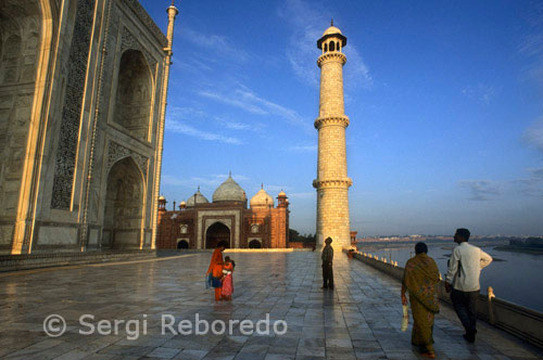 ÍNDIA CREUANT EL RIU GANGES El Taj Mahal és un complex del mausoleu construït per Shah Jahan (reg. 1628-1658) en memòria de la seva esposa favorita, Arjumand Banu Begamar (d.1631), millor coneguda pel seu títol de Mumtaz Mahal, o; el exaltat del palau. "La construcció del complex va començar poc després de la mort de Mumtaz, i van ser les comptes d'aquest procés popularitzat pels viatgers estrangers que visitaven les corts mogols. La fama de la tomba augmentat enormement després de l'ocupació britànica de l'Índia en el segle 18. El complex del Taj Mahal està organitzat en un rectangle, que mesura aproximadament 310 x 550 metres. Es compon d'una sèrie d'edificis i estructures, tot funcionant junts com el monument funerari de Mumtaz Mahal. Des del sud, la primera part del complex es compon d'un basar (ex), les portes de l'estació de servei i l'entrada, la segona part consisteix en un gran jardí i els pavellons de jardí; axialment disposats al llarg d'una terrassa davant del riu amb les tres estructures principals: la mesquita , el mausoleu i el mihmankhana (literalment, "casa d'hostes", probablement utilitzada com una sala d'actes).