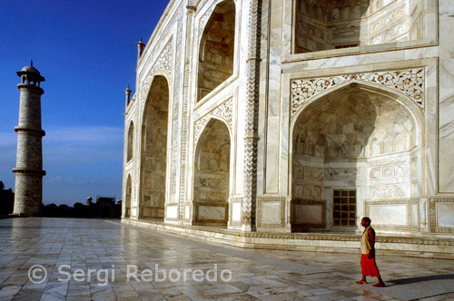 INDIA CRUZANDO EL RIO GANGES El complejo del Taj Mahal se planificó sobre la base de una unidad llamada un gas, aproximadamente 32 pulgadas (81,28 cm). El mercado Taj Ganj alineados en el eje con la puerta de entrada sur del complejo del Taj sirvió una vez como una parte vital de todo el complejo. A partir de imágenes la actualidad es difícil ver que este mercado irregular en apariencia, que una vez fue un mercado ocupado y caravasar. Un bazar de pequeña escala, sino que se refiere incorrectamente como "Tage Gunge 'o' Tadgundy 'por los viajeros extranjeros. Este bazar es un distrito comercial en la década de 1640, pero debido a una disminución en el comercio, sino que pierde su importancia por la década de 1650, sin embargo, estaba aún funcionando cuando los viajeros coloniales llegaron por primera vez en la región. En contraste con la organización formal del complejo Taj, este bazar es ahora una mezcla de residencias y establecimientos comerciales, incluyendo hoteles y restaurantes. El área Taj Ganj conduce a la puerta sur (MT o Sirhi Darwaza) en la estación de servicio (jilaukhana) del Taj Mahal complejo, aunque la parte oriental (Fatehabadi Darwaza) y occidental (Fatehpuri Darwaza) puertas de la jilaukhana son más frecuentemente utilizados por los turistas . Los últimos dos puertas son idénticas, con el centro de pishtaqs señaló-arco flanqueado por pilastras octogonales coronado con guldastas (pináculos ornamentales de flores). El parapeto de piedra arenisca roja de las puertas contiene almenas multi-lobulados tallados en relieve que contrastan con la piedra arenisca beige de las enjutas. Fiel a la jerarquía global de detalle en el Taj Mahal complejo; las paredes internas de estas puertas, estar más cerca del mausoleo de Mumtaz Mahal, son más ricamente decorado de la cara exterior. La puerta sur es similar a los del este y oeste en su verticalidad. Debido a la pendiente natural del sitio, que se inclina hacia la orilla del río, esta puerta se encuentra 2,4 m por encima de la elevación del terreno de la propia jilaukhana. Dos calles bazar comienzan a las puertas este y oeste y llevar a la jilaukhana. Anteriormente una parte integral del complejo, estos bazares contribuido económicamente al mantenimiento del mausoleo. Los bazares consisten en habitaciones individuales (hujra) a lo largo de una galería porticada de arcos lobulados múltiples que se apoyan en columnas esbeltas. La piedra voladizos (chajjas) que sobresalen de esta galería son compatibles con soportes de volutas.