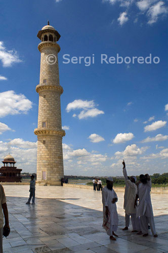 ÍNDIA CREUANT EL RIU GANGES El veritable Taj Mahal consisteix en el mausoleu que es troba a uns 900 peus (275 m) de distància de l'entrada principal. De peu a l'extrem oposat de la magnífics jardins de Taj, que s'eleva fins a una altura de gairebé 200 peus (76m). En el nivell més baix del Taj Mahal és una plataforma d'arenisca vermella que es va construir a nivell de la terra. Per sobre de que és el podi de marbre que serveix com la base del mausoleu. A les cantonades de la plataforma de marbre de quatre minarets que són gairebé 138 metres d'altura i es cobreix amb vuit cúpules de finestra. Quant a la vista a l'interior del Taj Mahal es refereix, és tan magnífica com el seu exterior. Tots els pòrtics de la tomba consisteix en iwan enorme (una mena de passarel d'arc) que s'adornen amb exquisida cal.ligrafia. Els ángulos de la tomba consisteix a alcoves arc semi-octogonal de la mateixa mida. pilastres adjunta l'augment de la base de la tomba de demarcar cada un dels pòrtics, en ambdós els costats. Aquestes pilastres elevar per sobre de l'aire lliure i estan rematades per pinacles bonica amb capolls de lotus i acabaments. A mesura que avancem per arribar Taj Mahal dins de la mirada, ens trobarem amb una sala central elevada, una cripta just sota d'aquesta i quatre habitacions de les cantonades octogonal. Aquestes habitacions estaven destinats inicialment a la casa dels sepulcres dels altres membres de la família reial. A la sala central es troba el cenotafi de Mumtaz Mahal i el de Shah Jahan, a l'esquerra i una mica més alt que el d'ella. Tant els cenotafios estan inscrits en persa i la de Mumtaz Mahal té fins i tot textos de l'Alcorà. Els interiors del Taj Mahal d'Agra també compten amb un llum cairota per sobre de les tombes. La flama que crema a la llum que se suposa que no es cremi. Ell, hi ha pantalles perforades de marbre que envolten les tombes que amb incrustacions de pedres semiprecioses. Una cosa és segura que si vostè visita el Taj Mahal, una vegada, la seva memòria quedarà gravada en la seva memòria per sempre.