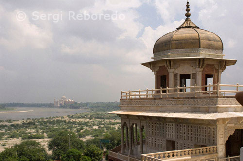 INDIA CRUZANDO EL RIO GANGES El Fuerte Rojo y el Taj Mahal tener un testimonio excepcional y complementaria a una civilización que ha desaparecido, el de los emperadores mogoles. La historia de Agra se remonta a más de 2, 500 años, pero no fue hasta el reinado de los mogoles que Agra se convirtió en más que una ciudad de provincia. Humayun, hijo del fundador del Imperio Mogol, se le ofreció joyas y piedras preciosas por la familia del Raja de Gwalior, una de ellas la famosa de Koh-i-Noor. El apogeo de Agra llegó con el reinado del hijo de Humayun, Akbar el Grande. Durante su reinado, la parte principal de la fortaleza de Agra fue construido. El Fuerte Rojo de Agra es una poderosa fortaleza fundada en 1565 por el emperador Akbar (1556-1605) en la margen derecha del río Yamuna, sino que se coloca hoy en el extremo noroeste de los jardines de Shah Jahan que rodean el Taj Mahal y claramente la forma; con ellos, una unidad monumental. Esta fortaleza abaluartada, con muros de piedra arenisca de color rojo elevarse por encima de un foso e interrumpido por las curvas elegantes y altos bastiones, abarca dentro de sus muros de cerramiento de 2,5 km, la ciudad imperial de los gobernantes Mogul. Al igual que el Fuerte de Delhi, el de Agra es uno de los símbolos más evidentes de la grandeza Mogul, que se impuso en virtud de Akbar, Jahangir y Shah Jahan. La pared tiene dos puertas, la Puerta de Delhi y la Puerta de Amar Singh. La entrada original y más grande fue a través de la Puerta de Delhi, que conduce al portal interno que se llama Hathi Pol o Puerta del elefante. Pero ahora la entrada de la fortaleza es sólo a través de la puerta de Amar Singh.