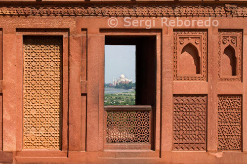 ÍNDIA CREUANT EL RIU GANGES Taj Mahal-com es veu des del Fort d'Agra finestra. A prop dels jardins del Taj Mahal es troba l'important monument mogol del segle 16 conegut com el Fort Vermell d'Agra. Aquesta poderosa fortalesa de pedra arenisca vermella abasta, dins dels seus murs de tancament de 2,5 km de longitud, la ciutat imperial dels governants Mughal. Compta amb nombrosos palaus de conte de fades, com el Palau de Jahangir i el Khas Mahal, construït per Shah Jahan, sales d'audiència, com ara el Diwan-i-Khas, i dos mesquites molt bonica. El Fort Vermell i el Taj Mahal tenir un testimoni excepcional i complementària a una civilització que ha desaparegut, el dels emperadors mogols. la història d'Agra es remunta a més de 2, 500 anys, però no va ser fins al regnat dels mogols que Agra es va convertir en més que una ciutat de província. Humayun, fill del fundador de l'Imperi Mogol, se li va oferir joies i pedres precioses per la família del Raja de Gwalior, una d'elles la famosa de Koh-i-Noor. L'apogeu d'Agra va arribar amb el regnat del fill de Humayun, Akbar el Gran. Durant el seu regnat, la part principal de la fortalesa de Agra va ser construït.