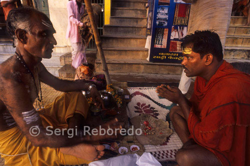 INDIA CRUZANDO EL RIO GANGES Varanasi sadhus. Mientras que los sadhus se puede dividir en un trillón de diferentes sectas, la mayoría podrá optar entre el dios Vishnu (el preservador) y Shiva (el destructor, y por lo tanto, el rejuvenecedor). Mientras que muchos seguidores de Vishnú las arreglan para encontrar razones para fumar charrus (hash) para la iluminación, es el último grupo que realmente tiene una excusa preparada. Shiva es generalmente representado meditando solo en el Himalaya; los ojos medio cerrados por los efectos de su hábito de hash. Como Dolf Hartsuiker dice en su libro autorizado sadhus, los hombres santos de la India "; Mitológicamente, charas está íntimamente relacionada con Shiva: lo fuma, que es perpetuamente intoxicado por ella, él es el Señor de Charas.", o como un sadhu jóvenes de menos elocuentemente, Shiva es un dios COOOOL;! Esta percepción va un largo camino para explicar la actitud permisiva del gobierno de la India hacia la marihuana y el hachís. Miles de viajeros descienden a la India cada año, algunos de ellos atraídos por el cannabis fáciles de conseguir y hash. Si bien la policía ha tomado medidas enérgicas en Goa, donde sólo los turistas extranjeros están participando, se quedan fuera del camino en otros lugares, especialmente en las zonas peregrinación. Agotar la oferta de hachís y que tendrán algunos sadhus muy infeliz a tratar. Y puesto que los sadhus se cree que son los representantes de los dioses ... bueno, ningún policía hindú quiere estar en el Dios de la Destrucción. Así que al convertirse en parias sociales y marihuana fumar o charas, los sadhus puede afirmar que sólo están tratando de emular a Shiva. Si incluso el hombre más devoto hindú fueron a sentarse a hablar con un grupo de sadhus, no tendría más remedio que unirse si el Chillum llegaban a sus manos. De rechazar la tubería sería pasar la oportunidad, la obligación realmente, para compartir una experiencia sagrada con los ascetas.