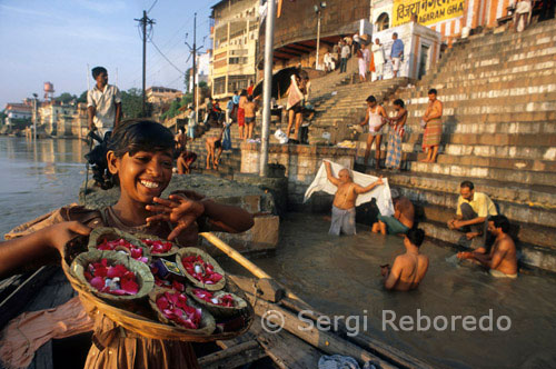 INDIA CRUZANDO EL RIO GANGES Para la mayor parte del año se puede caminar libremente a lo largo de toda la longitud de los ghats, aunque durante e inmediatamente después de los monzones el nivel del agua es demasiado alto por ello. Se trata de un único, de clase mundial "observar a la gente a pie ya que se mezclan con la mezcla fascinante de personas que acuden al Ganges no sólo para un baño ritual, sino también para lavar la ropa, hacer yoga, bendiciones oferta; comprar paan (una mezcla de la nuez de betel y hojas para mascar); vender flores, darse un masaje, jugar cricket, lavarse las búfalos, mejorar su karma, dando a los mendigos, o simplemente colgar alrededor. Esta es la India tradicional, en su oportunidad más grande y pintoresco y foto abundan. Assi Ghat, más al sur de los ghats principales, es particularmente importante como el río Asi se reúne el Ganges cerca de aquí y los peregrinos vienen a adorar a un lingam de Shiva debajo de un árbol pipal. Los ghats se fueron en proceso de renovación muy necesaria en el momento de la escritura y hay algunas tiendas interesantes, cafés y excelentes hoteles aquí. Los propietarios de embarcaciones esperar a tener los peregrinos y turistas contra la corriente a Dasaswamedh Ghat. Cerca de Tulsi Ghat, el nombre de un siglo 16 poeta hindú, ha caído hacia el río, pero en el mes de Kartika (octubre / noviembre) un festival dedicado a Krishna se celebra aquí. La campaña de las ONG para un Ganges limpia también tiene su laboratorio de investigación aquí. A continuación a lo largo, el Ghat Bachraj tiene tres templos jainistas. Muchos de los ghats son propiedad de maharajás y otros gobernantes principescos; como Shivala Ghat, construido por el maharajá local de Benarés. El Ghat Dandi es utilizado por los ascetas conocidos como panths Dandi, y cerca está el muy popular Hanuman Ghat. Harishchandra Ghat es un ghat de cremación - más pequeño y secundaria en importancia a Manikarnika - y uno de los más antiguos ghats de Varanasi. Por encima de él; Kedar Ghat tiene un santuario popular entre los bengalíes y los indios del Sur. Mansarowar Ghat fue construido por Raja Man Singh de Amber y el nombre del lago del Tíbet a los pies del Monte Kailash, en casa del Himalaya de Shiva. Someswar Ghat (El Señor de los Ghat Luna) se dice que es capaz de curar enfermedades. El Ghat Munshi es muy fotogénica, mientras que Ghat Ahalya Bai es el nombre de la mujer gobernante Maratha de Indore. Ghat animados y más colorido de Varanasi es Dasaswamedh Ghat, puede llegar fácilmente al final de la carretera principal de Godaulia Crossing. El nombre indica que Brahma sacrificado (MEDH) 10 (das) caballos (aswa) aquí. A pesar de la opresiva armadores, vendedores de flores y los vendedores ambulantes tratando de arrastrar a una tienda de seda, es un maravilloso lugar para quedarse y ver a la gente, mientras se empapa de la atmósfera. Tenga en cuenta sus estatuas y la ermita de Sitalá, diosa de la viruela. Todas las noches a las 19:00 una ceremonia ganga elaborar Aarti con puja, el fuego y la danza) se celebra aquí. Un poco más al norte; Hombre Raja Man Singh Mandir Ghat fue construido en 1600 pero fue restaurado poco en el siglo 19. En la esquina norte del ghat tiene un balcón de piedra fina y Raja Jai Singh II de Jaipur construido uno de sus observatorios inusual en este ghat en 1710. Ghat Meer conduce a un templo de Nepal, que tiene esculturas eróticas. Manikarnika Ghat es el ghat principal de la quema y el lugar más propicio para un hindú para ser incinerado. Los cadáveres son manejados por los marginados conocido como preservativos, y que se llevan a través de las callejuelas del casco antiguo hasta el Ganges santo en una camilla de bambú envueltos en tela. El cuerpo es bañado en el Ganges antes de la cremación. Enormes pilas de leña se apilan en la parte superior del ghat, y cada registro de sopesar con cuidado en las escalas de gigante para que el precio de la cremación se puede calcular. Cada tipo de madera tiene su propio precio con madera de sándalo es el más caro. Hay un arte de usar sólo madera suficiente para incinerar un cadáver por completo. Usted puede ver las cremaciones, pero la fotografía está estrictamente prohibido, y siempre muestran reverencia al comportarse respetuosamente. Usted está garantizado para ser dirigido por un sacerdote o guía de un piso superior desde donde se puede ver las cremaciones que tienen lugar, y luego pidió una donación para sufragar el costo de la madera (en dólares) - hacer una donación, pero no se sienta presionado a dando las sumas escandalosas exigido. Por encima de los pasos aquí es un tanque conocido como el Pozo Manikarnika. Parvati se dice que bajó la pendiente de aquí y Shiva excavado el depósito para recuperarlo, inundando la depresión con su sudor. El Charanpaduka, una losa de piedra entre el bien y el Ghat, huellas de osos hecha por Vishnú. VIPs Privilegiada son cremados en el Charanpaduka, que también tiene un templo dedicado a Ganesh.Dattatreya Ghat lleva la huella del santo brahmán de ese nombre en un pequeño templo cercano. Scindhia Ghat fue construido originalmente en 1830, pero fue tan grande y magnífica que se derrumbó en el río y tuvo que ser reconstruida. Carnero Ghat fue construido por un maharajá de Jaipur. Panchganga Ghat, como su nombre lo indica, es donde cinco ríos se supone que se encuentran. Dominando el ghat es más pequeña mezquita de Aurangzeb, también conocida como la Mezquita de Alamgir, que construyó en el sitio de un gran templo erigido por el Vishnu Maratha jefe Beni Madhur Rao Scindia. Gai Ghat tiene una figura de una vaca de piedra sobre ella. Trilochan Ghat tiene dos torres que salen de un río, y el agua entre ellas es especialmente sagrada. Raj Ghat fue el muelle de transbordadores hasta que el puente de la carretera y el ferrocarril se terminó aquí.