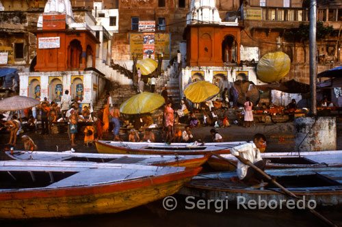 ÍNDIA CREUANT EL RIU GANGES Ghat Dasaswamedh, famós entre tots ghats de Varanasi. Entre tots els ghats de Varanasi, la més important i piadosa és Dasaswamedh. Aquest ghat és de summa importància. Aquí, el bany i la realització de diversos rituals que se suposa que netejar tots els pecats d'una persona. El sol del matí estava sortint per sobre del riu Ganges com una bola de color carmesí gran. L'atmosfera boirosa va anar afegint glamour a l'escena. El reflex del sol naixent era coure a foc lent a la superfície de l'aigua i el color de la llum poc a poc va anar canviant de color rosa clar, rosa, vermell carmesí i taronja i taronja profund. A poc a poc, a mesura que avancin el temps el color de la bola d'energia solar també ha canviat i també ho va ser la temperatura de l'atmosfera i les activitats en els ghats. Era el matí d'hivern en un dels famosos ghats de Varanasi - la ciutat diu que és la més antiga i eterna, situat al trident del déu Shiva, els ghats de Varanasi (Índia) són els més cridaners i la gent de. totes les classes socials, des de diferents parts del món vénen aquí per solaç i gaudi de la bellesa del lloc. Des Rajghat a Assi els ghats en els vuitanta en nombre i que es construeixen al llarg del riu Ganges. Sembla com si haguessin abraçat el riu sagrat. Ganges a Varanasi flueix en una corba en forma de mitja lluna. La mitja lluna té un paper molt important i piadosa en la mitologia hindú, i això és probablement la causa que el riu Ganges té tanta importància aquí.