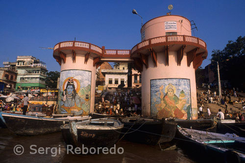 ÍNDIA CREUANT EL RIU GANGES Dasaswamedh Ghat és un dels Ghats més importants de Varanasi. Dasaswamedh significa literalment el Ghat (riu front) de deu cavalls sacrificats. Segons llegendes deu cavalls van ser sacrificats pel Senyor Brahma perquè el Senyor Shiva tornar d'un període de desterrament. Malgrat el fet que Dasaswamedh és un dels més antics ghats de Varanasi, que data de molts milers d'anys, el Ghat s'ha mantingut intacta i neta. Dasaswamedh proporciona una vista davant del riu bell i colorit. Un gran nombre de Sadhus es pot veure realitzar ritus religiosos en aquest Ghat. Els devots no han de deixar passar l'oportunitat de visitar el Ghat Dasaswamedh a la nit, quan després de Aarti, milers de llums de fang se submergeixen en les aigües del sagrat Ganges i les llums flotants donar una mirada divina al riu al capvespre.