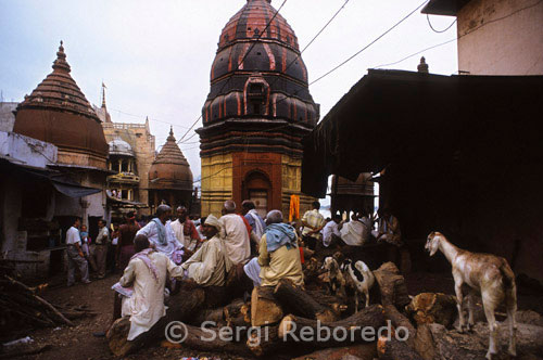 ÍNDIA CREUANT EL RIU GANGES Manikarnika Ghat és el Ghat principal de la cremació de Varanasi. Manikarnika Ghat és un dels Ghats més antiga i més sagrada de Benarés. Segons la mitologia hindú, que es va cremar aquí proporciona una, de immediat a l'alliberament del cicle de naixements i renaixements. Ubicada al centre dels cinc tirtha; Manikarnika Ghat simbolitza la creació i destrucció. En Manikarnika Ghat, les restes mortals s'envien a les flames amb les oracions que la resta de les ànimes en la pau eterna. Hi ha un pou sagrat al Ghat Manikarnika; anomenat Kunda Manikarnika. Manikarnika Kunda es diu que és excavat pel Senyor Vishnu en el moment de la creació, mentre que les cendres calentes dels cossos cremats fa a un recordar la destrucció inevitable de tot al món.