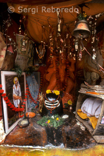 INDIA CRUZANDO EL RIO GANGES Gangotri, una peregrinación hindú sagrado es la fuente del río sagrado Ganges que se llama en ese momento como Bhagirathi.Gangotri es un lugar hermoso que se vuelve muy concurrido durante los meses de mayo y junio. Si usted está interesado en verdaderas maravillas de la naturaleza, entonces es mejor dejar este lugar para Goumukh y Tapovan tan pronto como sea posible. Pague su homenaje en el templo de Gangotri y la cabeza hacia Goumukh.It significa boca de vaca y es de 18 kms de caminata Gangotri tener una subida constante pero gradual. El siguiente es el lugar Chirbasa que significa lugar de pinos, a unos 8 kilómetros de Gangotri y luego 7 kms de Chirbasa encuentra Bhojbasa sentido del lugar de abedules, aunque ningún árbol que existan allí. árboles Bhojbasa producir Bhojpatra tener valor religioso, ya que fue utilizado por los santos lugares de culto para escribir texts.These tienen tiendas de té y dhabas.Then vino el cielo espléndido del lugar Gaumukh.The se llama así como Ganga se origina aquí de un glaciar que tiene la forma de de vaca boca. Sorprendentemente, el color de Bhagirathi aquí es viscoso gris y se asemeja a milk.Gaumukh no tiene templo, sino santuarios temporales se construyen cerca de la desembocadura del río glacier.The está a unos 30 metros de ancho en su boca y es de rápida corriente del río water.It lechosa es Los hindúes creen que era una diosa Ganga que se vio obligado a venir a la tierra por el rey que Bhagirath meditado aquí para que los pecados de sus antepasados pueden ser lavados por las aguas piadosas de la diosa Ganga y desde el poder de la Ganga era tan feroz que poderoso caballero Shiva se pidió tomar Ganga en sus cabellos, cuando cayó en earth.Lord Shiva tomó Ganga en sus cabellos y se guarda la tierra de un lugar determinado destruction.This ha beauty.Then inmensa vino próximo destino para aventureros reales alrededor de 5 kms de Gaumukh.It Es maravilloso cielo Tapovan.From Gaumukh se pueden ver picos espléndida Bhagirath-I, II y III y la ruta de gran peak.The Shivling a Tapovan es bastante duro y subida es muy empinada, pero la recompensa también es amazing.Tapovan es una amplia meseta con prados y fuentes de water.It cae en el área protegida y es una sanctuary.Shivling la vida silvestre; la manifestación fálica del poderoso señor Shiva aparentemente surgen de la pradera y ha dominado las praderas landscape.Tapovan todo parecido tundras árticas se utilizan como base campo por muchas expediciones y ha significance.Tapovan meditativa grandes está lleno de exóticas flores silvestres durante los meses de los monzones, que tienen un valor ecológico. Una cuestión fundamental surge cuando uno trata de encontrar la fuente del río Ganges. Cuando uno visita; Tapovan, quedó claro que Ganga tiene su origen en otro lugar y Gaumukh no la fuente real que puedan derivarse de Tapovan cerca o pueden proceder de las rocas de shivling.It También se dice que Ganga tiene su origen en Kailash Mansarovar en el Tíbet, China. Gangotri es una visita de viaje para todos los devotos religiosos y amantes de la naturaleza. Ven a conocer el destino final de los Himalayas indios.