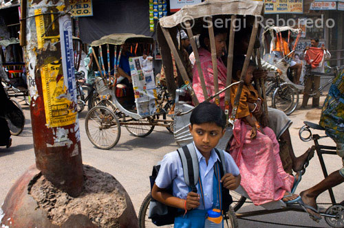 ÍNDIA CREUANT EL RIU GANGES Varanasi o Benarés - cicle-rickshaws dominen els carrers al centre de la ciutat. Varanasi és una ciutat situada a la vora del riu Ganges a l'estat indi d'Uttar Pradesh, 320 quilòmetres (199 milles) al sud-est de Lucknow, capital de l'estat. És considerada com una ciutat santa pels budistes i jainistes, i és el lloc més sagrat en el món en l'hinduisme (i el centre de la Terra en la cosmologia hindú). És una de les ciutats habitades més antigues del món i probablement la més antiga de l'Índia. 