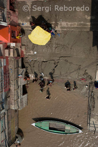 INDIA CRUZANDO EL RIO GANGES El Ghats de Varanasi. El "Ghats" son sin duda los activos más valiosos de Varanasi. Nadie puede imaginar que esta ciudad santa sans su Ghats numerosos que puntean la línea de casi siete kilometros del arco de la orilla del río Ganges, entre la confluencia del río Asi en el sur y el Varuna en el norte. stos son un tipo muy especial de los terraplenes que en realidad son grandes escaleras de piedra de ancho que conduce al río, donde las personas pueden tomar un baño sagrado. Pero hay más con estos Ghats que solo baño y cremación. Cada una de las ochenta y cuatro ghats de Varanasi tiene algún significado especial. Viendo los Ghats de un barco en el Ganges, especialmente al amanecer; es una experiencia inolvidable! Ellos ofrecen una vista panorámica de las actividades de la mañana diversos - desde la ablución de entrenamiento - de una multitud de personas, para quienes el río es el principio y el fin de la vida. También es un placer caminar por todo el tramo de los Ghats a lo largo del Ganges. Aquí la gente consulta a los astrólogos en sus sombrillas de hoja de palma, comprar las ofrendas para los rituales; vender ropas de seda y objetos de latón, o simplemente mirar el horizonte lejano, donde el poderoso río cumple con los cielos. El Ghat Tulsi es famoso por su asociación con el poeta Tulsidas (CE 1647-23). El Ghat Asi, situado en el sur en la unión de los ríos Ganges y Asi es significativo para el festival Surya Shashthhi. La Ganga Taj Ghat es una extensión del Ghat Asi, e incluye un palacio construido por el maharajá de Benares, en 1830. El rey del palacio Rivan se sitúa en el Ghat Rivan; otra extensión de la Ghat.The Bhadaini Asi Ghat es uno de los lugares sagrados más antiguos en Varanasi que debe su nombre a la ermita famoso sol. Janki Ghat es el nombre de la Reina de Sursund Estado, y el Ghat Anandmayi después de Madre Anandmayi. Vaccharaja Ghat es un lugar sagrado para la comunidad de Jain, porque está cerca del lugar de nacimiento de la séptima Tirthankara Jain. Junto a él está el Ghat Jain, que tiene dos templos de Jain en él. Nishadraj Ghat, el nombre de Nisad, un pescador mítico y heroico en el Ramayana, es un lugar para los marineros y fishermen.The Ghat Panchkoat fue construido por el rey de Madhya Pradesh en 1915, y la Chet Singh Ghat fue construido por el rey Chet Singh, que se enfrentaron en una feroz batalla contra las tropas británicas de Warren Hastings en este lugar. Niranjani Ghat tiene una conexión histórica con el rey Kumaragupta, y es famoso por su Kartikeya temple.The Ghat Dasaswamedh es donde el Señor Brahma se dice que los caballos sacrificados diez para celebrar el regreso de Shiva en la tierra. Manikarnika Ghat es un lugar sagrado para cremation.The Man Mandir Ghat fue construido en 1770 por el maharajá Jai Singh de Jaipur, y es conocido por su "lingam" de Someshwar, el Señor de los Moon.Some de los Ghats otros en Varanasi son los Maha Nirvani Ghat; Shivala Ghat; Gulariya Ghat; Ghat Dandi, Hanuman Ghat, Karnataka Ghat; Ghat Mansarover; Bachraj Ghat, Kedar Ghat, y el Lalita Ghat.