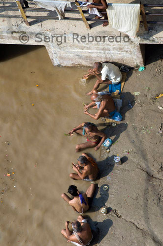 ÍNDIA CREUANT EL RIU GANGES sadhus en els lloms de color safrà es pot veure el desenvolupament dels seus rituals en les escales de la Ghat Dasaswamedha, el que es creu que és el lloc on el Senyor Brahma sacrificat deu cavalls en aquest Ghat de manera que el Senyor Shiva tornaria del seu auto-va imposar l'exili després de la mort de la seva estimada esposa - Sati. Ghats abordats en el viatge en vaixell al matí inclouen Man Mandir Ghat que va ser construït pel Maharajà de Jaipur al segle 18 i els esports al Santuari Lluna Déu, i el Ghat Assi, on es creu que un bany sagrat per a purificar la ment, cos i ànima a realitzar la veritable adoració. El vaixell d'esbarjo al riu Ganges també et porta en un viatge inoblidable a Barnasangam; Panchganga, Dattatreya, Kedar, Scindia i Ghats Harishchandra que tots es veuen gairebé iguals amb les imatges acolorides i les campanes dels temples sagrats dringadissa en el fons.