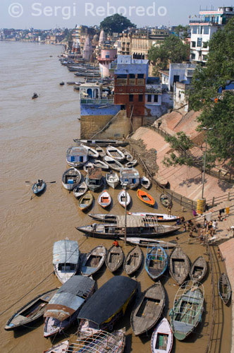 INDIA CROSSING THE RIVER GANGES The Very Special Varanasi Boat Cruise on Holy Ganga. Express so eloquently by Scott; sunrise on River Ganges is indeed magical and has a mystical quality about it. The vivid images of sun rising over the horizon and rising of the sleeping city of Varanasi with the first ray of the sun transfix international and domestic tourists alike. Rituals and ceremonies of Life and Death; considered to be two phases of the journey of soul in Hinduism; take place along side each other. There are pilgrims and devotees who enter the chilly waters of the river to bathe and wash away their sins with a holy dip in the river; and there are near and dear ones of the departed; who come to flow away the ashes after the cremation ceremony in the hope to seek salvation for the souls of their dead.The early morning boat ride along the banks of River Ganges has become a modern-age ritual introduced to the city by Varanasi tourism industry. You will find a number of boatmen at the Ghats of Varanasi quite early in the morning. It is here that you will find TNS Travel Pvt. Ltd. quite useful to help you experience the best without having to spoil the good mood. TNS Travels features one-hour hassle-free and pleasurable luxury sun rise boat cruise on River Ganges that will transport you to a different world altogether.