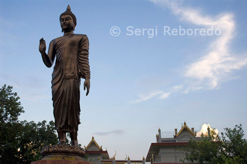 ÍNDIA CREUANT EL RIU GANGES BuddaThis Budda bronze va ser donat a Bodhgaya pels budistes vietnamites. Bodh Gaya és el bressol del budisme. Els budistes de tot el món es senten atrets per Bodh Gaya en l'estat de Bihar. Aquest és el lloc on Buda va obtenir la il luminació de més de 2, fa 500 anys i va fundar la religió basada en la compassió, la raó i les veritats universals, despullat del ritual i la superstició. L'arbre Bodhi, en virtut del qual es diu que han trobat les respostes que estava buscant després d'una llarga meditació i dur, és el nucli de la Mahabodhi Mahavihara complex de temples, ara un lloc del Patrimoni Mundial. El temple Mahabodhi ha Jataka històries gravades a les parets. Al voltant del complex són monestirs construïts per diversos països budistes, en els seus estils arquitectònics propis. Diversos temples budistes i monestirs s'han construït pel poble de la Xina, Nepal, Sri Lanka, Myanmar, Bhutan, Vietnam, Tibet, Japó i Tailàndia en tot el complex de Mahabodhi Mahavihara Temple. El temple xinès té una estàtua de 200 anys de Buda. El temple japonès i birmà té la forma d'una pagoda i el temple de Tailàndia té un estat excepcional de bronze del Buda,. Al voltant de 80 km de Bodh Gaya és Rajgir, hi ha restes dels llocs associats amb el Buda, com el Turó Gridhrakuta, on sermons, o Venuvan, el bosc de bambú tranquil, a prop de les aigües termals que solia freqüentar.