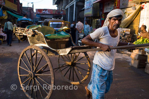 ÍNDIA CREUANT EL RIU GANGES Cinc anys després de la prohibició, extractors de Calcuta rickshaw encara no s'ha rehabilitat. Calcuta: Cinc anys després de la Bengala Occidental Govern va anunciar la seva decisió de retirar la mà-rickshaws tret dels carrers de la ciutat, els tiradors de rickshaw segueixen esperant la rehabilitació que s'havia promès a ells, fins i tot a mesura que continuen patint assetjament a les mans de les autoritats. El 15 d'agost, 2005 l'ministre cap Buddhadeb Bhattacharjee havia anunciat la decisió del seu govern de prendre els rickshaws dels carrers, ja que era una "inhumana" la pràctica. Posteriorment un projecte de llei va ser presentat a l'Assemblea de l'Estat que busquen les esmenes a la Calcuta Hackney-Llei de Transport de 1919 amb el propòsit de l'eliminació de rickshaws. "Encara que hi ha menys de 6; 000 rickshaws registrats als carrers de Calcuta, la decisió afecta la subsistència de més de 20, 000 persones com els rickshaws s'utilitzen les mateixes per torns. A més, hi ha propietaris i supervisors que en depenen;. "Avijit Mukherjee, un activista de samaritans Calcuta, una organització que ha estat lluitant per la seva causa després de la llei va ser modificada, la Policia de Calcuta i la Corporació Municipal de Calcuta (MMC) es va aturar renovació de llicències que s'utilitza per donar als propietaris i els conductors de rickshaws, que presten els seus serveis il legals, va afegir. Funcionaris de la MMC i de la Policia de Kolkata confirmar que l'expedició de llicències als rickshaws va treure la mà-s'havia suspès després de la Calcuta Hackney-transport es va modificar la Llei El rickshaws, sovint es representa com un símbol icònic de la ciutat, segueixen circulant als carrers, però conductors de rickshaws es queixen de fustigació per part de la policia de la ciutat, quan no són capaços de produir les llicències. Bishavnath Sau, un resident d' districte Motihari a Bihar és un conductor de rickshaw en els últims 35 anys i fa una mitjana de 150 rupies al dia de Rs.30 que es paga com el lloguer de la carreta. "He estat aixecat per la policia en diverses ocasions durant els últims anys de la meva llicència. Més tard em van deixar anar, però perdo el salari d'un dia, "va dir el Sr Sau." Si agafem un rickshaw sense una llicència vàlida, es va aprofitar immediatament ", va afirmar Gautam Banerjee, un funcionari de la Policia de Calcuta. "Ens havien promès la rehabilitació en el moment en què la llei va ser aprovada, però res s'ha fet sobre això", va dir Mukhtar Ali, el secretari de la Unió Totes Bengala rickshaw que ha presentat un recurs davant del Tribunal Superior de Calcuta . "Ningú es preocupa pels conductors de rickshaws, ja que no és un banc de vots per a qualsevol partit polític," va dir el Sr Ali i va afegir que atès que la majoria d'ells pertanyen als pobles en Jharkhand, Bihar i Uttar Pradesh. "