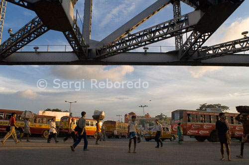 ÍNDIA CREUANT EL RIU GANGES TransportBuses Pública són caòtics i poden arribar terriblement plena de gent. Una millor opció és el lent, tramvies rodants que envolten la ciutat i inclou parades al Parc de circ; Sealdah l'estació de tren de Howrah. El sistema de metro subterrani té sort pres alguna cosa de la congestió dels carrers. La pista es corre la longitud de la ciutat, de l'estació de tren de Dum Dum (nord) a Tollygunge (sud), amb parades a Kalighat, el carrer del Parc, Esplanada i Maidan. És ben gestionada encara que sovint ple de gent (sobretot durant les hores punta del matí i nit), amb seients separats per a homes i dones. Encara hi ha una mà-rickshaws tirat sobretot en àrees de mercat i altres al voltant de Sudden carrer, encara que es parla de temps que els prohibeix del tot. Cicle-rickshaws operen en algunes zones fora del centre de la ciutat. Auto-rickshaws (tricicles motoritzats) operen a curt (sovint fix) viatges a les zones de la ciutat (no en el centre) i són més barats que els taxis, acordar el preu abans de fer zoom de distància i buscar l'assessorament dels locals pel que fa al que vostè ha de pagar abans d'arribar in taxis. Els taxis funcionen les 24 hores, els conductors de taxi Calcuta es troben entre els més fàcils de tractar a l'Índia i gairebé sempre lloc al metro (si no, preguntar). El conductor ha de produir una taula al final del viatge per convertir la mostra en els més antics metres de pagament actual - edat metres són quatre vegades la quantitat, els més nous són el doble. N'hi ha prou amb agafar un taxi al carrer o demanar un en el seu hotel.Car de lloguer Llogar un cotxe amb conductor pot obtenir a través d'hotels o agències de viatges, sinó que és una bogeria tractar de conduir vostè mateix a no ser que tinguis una sòlida experiència aquí. Com la fiabilitat de les empreses de lloguer de cotxes tendeix a canviar en Kolkata, el millor és demanar consell fins a última hora del seu hotel, l'oficina de turisme, o una agència de viatges de confiança.