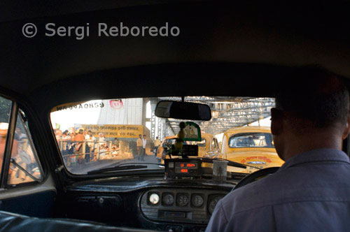 INDIA CRUZANDO EL RIO GANGES Calcuta: Uno de los medios más favorecidos del transporte público en Calcuta, los taxis, han completado un centenar de años en la ciudad hoy en día. Pero no hay mucho que celebrar para taxis amarillos de Kolkata. Edad de setenta y seis años Singh Hansa ha llevado a su taxi en las calles de Calcuta durante más de seis décadas. Desde detrás de la rueda, que ha visto el cambio del mundo, desde los días del Raj británico en la época del régimen comunista. Y eso es lo que lo hace orgulloso de haber elegido esta profesión. "Estoy manejando taxis desde la época del Raj. He visto a los británicos y nuestro propio gobierno así. Estoy en pleno derecho de servicio público, dice el conductor.