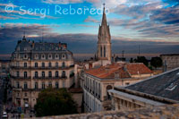 Highlights de la ciudad de Montpellier donde destaca la Iglesia de Santa Ana.    Dejándonos guiar por su alto campanario de 69 metros que domina toda la ciudad, llegamos a la antigua iglesia de Santa Ana. Se construyó en el siglo XIX en estilo neogótico y actualmente está reconvertida en una sala de arte contemporáneo llamada “Carré Saint-Anne”. Por esas fechas, el espacio está ocupado por una feria de anticuarios y entre vitrales, columnas, arcos góticos y con el órgano de fondo, se pueden encontrar todo tipo de antiguallas.