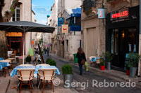 Bars and restaurants of Old Montpellier. Do not leave without having Montpellier sitting in one of their tasty tables. The fine cuisine reigns in the city, and the chefs compete with wit and passion to provide great moments. From Le Jardin des Sens, with two Michelin stars, passing by La Maison de la Lozère - Cellier Morel, whose contemporary decor blends perfectly with the vaulted ceilings of this restaurant medieval Tamarillos and cuisine to fruit and flowers , or the angelic picture of Domaine de Soriech, between the coast and Montpellier, not forgetting the many gourmet restaurants proposing the city.You will find the restaurant can satisfy your taste buds and awaken your senses!