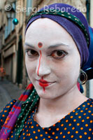 Una chica vestida de payasa. Durante el mes de Mayo se efectua una serie de espectáculos en los que se mezclan teatro, msica, danza, circo, espectculo callejero, artes plsticas y todas las disciplinas del espectculo en vivo que harn las delicias de los ms pequeos y de sus padres.