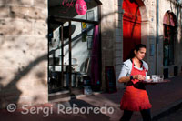 Cafetería en el casco antiguo de Montpellier. Una metrópolis europea a orillas del Mediterráneo Montpellier se encuentra en el centro de las grandes capitales del sur de Europa. Su situación privilegiada la sitúa en el cruce de los grandes ejes de comunicación: En avión A Montpellier llegan vuelos directos desde París (1h10’), Londres (1h45’) o Frankfurt (1h30’). El aeropuerto Montpellier Méditerranée está a sólo 8 minutos del centro de la ciudad. El trayecto entre el centro y el aeropuerto puede realizarse mediante el servicio de microbuses. Más información: www.montpellier.aeroport.fr En tren Estación de trenes de alta velocidad en el centro de la ciudad. Llegada directa desde París-Gare de Lyon o Charles de Gaulle (3h15’), Lille (4h45’) o Bruselas (5h08’). Más información: www.sncf.com En conche Montpellier es accesible desde las autopistas A9 (Lyon, Marsella, Toulouse, España e Italia) y la A75 (París). Más información: www.asf.fr