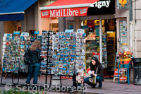 Venta de postales en un callejón próximo al Palacio de Justicia. Montpellier a buen precio ¡Viajar a Montpellier con un bajo presupuesto es ms que posible! La ciudad es por s sola un museo al aire libre. Basta con mirar alrededor para descubrir estatuas y obras de arte en todos los rincones de la ciudad. Los ms curiosos slo tendrn que empujar las puertas de los palacetes particulares para descubrir autnticas maravillas arquitectnicas. Adems, con la playa a 11 km y el transporte pblico, el trayecto rumbo al mar se hace en un periquete. Y si su debilidad es la naturaleza, puede alquilar una bicicleta en Vlomagg, ¡por slo 1 €!En cuanto a espectculos se refiere, decir que la cultura es accesible a todos no es una mera frase. Todos los festivales proponen espectculos gratuitos y, para los amantes de los museos y espectculos, la Oficina de Turismo ha creado la City Card, una tarjeta que le permitir descubrir la ciudad a muy buen precio.En el centro de reservas en lnea www.resamontpellier.com podr comparar el precio de los alojamientos y encontrar la oferta que ms se ajuste a sus expectativas... ¡y a su bolsillo!