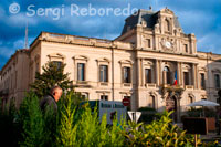 Fachada de la Prefectura de Montpellier. Es una de las principales atracciones turísticas de Montpellier. La Prefectura, Montpellier, que se remonta al siglo 19 le dará el placer puro de turismo con su arquitectura de los arcos y de intrincado diseño. La Prefectura, Montpellier también tiene la ventaja añadida de contar con excelentes instalaciones de transporte, junto con instalaciones de alojamiento que garantiza la comodidad y la facilidad de los turistas. La fachada de la Prefectura, Montpellier, como se ha mencionado es una creación del siglo 19. Datos sobre Montpellier informar que la estructura se ve a lo largo de la Resistencia Coloque los mártires de la des. En 1718, la Prefectura, Montpellier, que había ocupado anteriormente el sitio del Ganges Hotel de tarde se convirtió en el Hotel de l'Intendencia en 1718. Sin embargo, como se verá a lo largo de sus viajes de Montpellier la antigua entrada al Ganges Hotel de es visible desde la izquierda de la fachada del siglo 19 frente a la hermosa Plaza Chabaneau. Por lo general, la Prefectura término significa los órganos de gobierno de gran tamaño que son más grandes que las ciudades y pueblos. Aquí se destaca como el título de un funcionario de alto rango en el gobierno francés. Como representante general del gobierno el deber del prefecto es velar por la ejecución de las decisiones que son tomadas por el gobierno. Esto incluye el ejercicio de la ley y el funcionamiento eficiente de todas las ramas del servicio público en el departamento. Por lo tanto el papel del prefecto es esencialmente política y que garantiza que la acción legal y directa del gobierno dentro de su departamento es tomado regularmente. Viajes a Montpellier también lo llevará a la elegante fuente que se encuentra en el centro de la plaza. Fue esculpida por el famoso artista Joseph Journet en el año 1775. A él se le atribuye la renovación de la catedral de Saint Pierre que fue dada por un obispo de Montpellier. La admisión a la Prefectura de Montpellier es absolutamente libre de costo por lo tanto, los turistas pueden realizar visitas a la prefectura como el número de veces como lo desee. Uno de los atractivos turísticos destacados en Montpellier, la Prefectura, Montpellier continúa cautivando a los turistas a lo largo y ancho, con su atractivo universal.