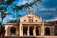 Façana del centre d'art fotogràfic Pavelló Popular (Pavillon Populaire). La creació el 1984 de la Galeria Municipal de Fotografia, que culmina amb l'aparició de la Biennal "Montpeller Photo-Visions" el 1991, va generar la necessitat d'un espai per la fotografia en l'anomenat "Pavelló Popular". Aquest és un espai que permet acollir grans exposicions, un gran arxiu d'imatges i una biblioteca. Amb aquestes característiques els seus objectius van encaminats a la recerca d'autors contemporanis i col · leccions privades, sobretot de caràcter internacional, la difusió de la fotografia en totes les seves formes i tècniques, la recerca de nous interlocutors per a la creació de projectes i finalment l'establiment de contactes entre autors de l'àmbit nacional i internacional en relació amb la política cultural de la Vila de Montpeller i de la regió del Llenguadoc-Rosselló.