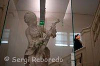 Escala interior del Musée Fabre de Montpellier Agglomération. La ciutat francesa de Montpeller té una zona completament plena d'espectaculars palaus dels segles XVII i XVIII, amb bells jardins. Un d'aquests edificis alberga el Museu Fabre, que va ser creat l'any 1798 com a museu municipal. El nom que avui ostenta el va rebre el 1826, any en què va tornar a la seva ciutat natal el pintor JF Fabre. Aquest artista, deixeble de David, s'havia exiliat a Roma durant la Revolució i en produir la Restauració monàrquica va tornar. Aquest mateix any 1826 va donar la seva meravellosa col · lecció de pintura, que va ampliar significativament els fons del primitiu museu. Posteriors donacions, com les d'Alfred Bruyas, van enriquir el museu fins al que avui representa. Les pintures més antigues del museu pertanyen a artistes flamencs i holandesos dels segles XVI i XVII com Teniers, Metsys, van Ostade, Jan Steen, etc. A més hi ha excel · lents exemples d'altres països com Veronés o Zurbarán. Les obres de pintors francesos van ser pintades per amics de Alfred Bruyas com Delacroix, Courbet i Corot. De períodes més moderns tenim obres de Bazille, mort molt jove, i Sisley.