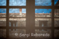 Vistas desde el interior de una de las ventanas del Musée Fabre de Montpellier Agglomération, considerado uno de los museos de Bellas Artes más prestigioso de Europa.  El museo fue fundado por François-Xavier Fabre, pintor de Montpellier, en 1825; se abrió al público en 1828. Actualmente, desde 2002 y hasta 2007, el museo está pasando por una profunda remodelación que implica un coste de 61,2 millones de euros. Es uno de los lugares más destacados de Montpellier y cercano a la principal plaza de la ciudad, la Place de la Comédie, en el centro histórico. Un anejo al museo, bautizado con el nombre de "Pavillon du musée Fabre" ("Pabellón del museo Fabre") está abierto en un pabellón en la Esplanade. 