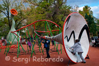 Playground next to the Esplanade Charles de Gaulle. March Field montpellierano has nothing to do with Paris. To start is much smaller, and to follow is much more welcoming. When I spoke of the Jardin des Plantes I marveled at their leisure possibilities, but today it's clear that local parents prefer to bring the beasts to the Champ de Mars. This park is full of contradictions that make it both attractive and negligible, and one of them is their great lawns full of signs prohibiting walking on it. Clearly, everyone ignores, and even the town hall entertainers are dedicated to riding gymkhanas on him, but always left wondering if the police come to arrest you for thug (apparently taken it very seriously turf). Another is the swings and other furniture for infant use (and botellonil), giving the impression of being real death traps, which moreover equates to real swings of my childhood. What interest has a playground if you risk not break your necks in it? In addition there are many young children, probably from the nearby university residence. Provide point-Kurdish shot and touch-veranito miniskirt should be all fun space to be complete. Indeed, the very geeks will love the name of the university residence: the Corum. In conclusion, commenting that in the Champ du Mars is a giant outdoor petancódromo, with capacity for a dozen games simultaneously. It's a tremendously popular entertainment in these parts, so that even punkarras of towering peaks lie down a little game from time to time, showing that the tradition and anarkhy are perfectly compatible.