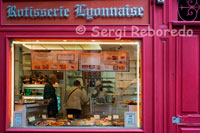 Rôtisserie Lyonnaise. Una de las tiendas donde degustar una buena comida preparada con recetas locales. Serge y Dominique compró la tienda en 1981, después de haber sido aprendices desde el año 1966 después de llegar de Marsella. Sólo el establecimiento de un parche que sólo platos para llevar. A pesar de su nombre, la tienda está abierta a todo tipo de platos: paella, tajine, lasaña de verduras o carne, codornices con pasas, ensalada de col.