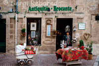 Tienda de antigüedades en el casco antiguo de Montpellier. Antiquité Brocante.   Para compras: * Horario comercial:  La mayoría de las tiendas en Montpellier abre de lunes a sábado y cierra los domingos. Las tiendas suelen cerrar a mediodía, y luego se están abiertas generalmente hasta las 19.00 h Las cadenas de tiendas y supermercados suelen permanecer abiertos durante todo el día.  * Zonas comerciales: La compra en Montpellier se divide en tres áreas principales: 1. Las pequeñas tiendas que bordean las calles adoquinadas de Montpellier. Si buscas ropa de marca, pendientes de diamantes o unos zapatos nuevos elegantes, entonces es definitivamente el lugar a visitar.  2. Place de la Comedie Rue de La Loge y Rue Massene están llenas de tiendas. 3. Hipermercados en Montpellier Hay varias áreas de 'Out of town' las zonas comerciales de Montpellier. La más fácil de encontrar, está cerca del aeropuerto.   * Centros comerciales:  Polygone shopping centre Tres pisos, 120 tiendas y 2.000 plazas de aparcamiento, con aire acondicionado y de fácil orientación. Dirección: 1, Rue des Pertuisanes  Tel: (+33) 046 79 94 160 Horario:  De lunes a viernes: de 10.00 a 20.00 h Sábado: de 09.30 a 20.00 h Página web: www.polygone.com    Centre Commercial Régional Odysseum  Dirección: 2, Place de Lisbonne Página web: www.centre-commercial-odysseum.com    * Supermercados e Hipermercados:  Carrefour Página web: www.carrefour.fr   Se encuentra en: - Dirección: 6 place Laissac Tel: (+33) 046 79 26 046  - Dirección: 1454 Avenue de la Justice de Castelnau Tel: (+33) 046 70 24 800  - Dirección: 1742 avenue de Toulouse La Croix d'Argent  Tel: (+33) 046 71 51 305  * Mercados:  Montpellier tiene varios mercados, incluyendo:  Flea market Vende una variedad selecta de objetos.  Dirección: Espace Mosson in Paillade Horario: cada domingo por la mañana  Les Halles Castellane  Lo mejor en mercado de la ciudad. Hay puestos de venta de pan, quesos, embutidos, frutas y verduras. Dirección: Rue de La Loge Horario:  De martes a jueves: de 07.00a  13.00 h y de 16.00 a 19.00 h  Viernes y sábado: de 07.00 a 19.00 h Halles Laissac   Mercado local con una amplia gama de alimentos y bebidas.  Dirección: Rue Anatole France Castellane Market El mercado más grande. Dirección: rue de la Loge Old Quarter Farmers' Market Más de 40 vendedores de productos agrícolas cultivados y elaborados en la zona, incluyendo verduras y frutas frescas, carnes de primera calidad, quesos especiales, pan artesanal, productos de panadería, comidas típicas, hierbas, plantas, flores, artesanías, miel y jarabe de arce. Dirección: State St. en el centro de Montpellier  Tel: (+33) 802 22 32 958 E-mail: manager@montpelierfarmersmarket.com Horario: de mayo a octubre: cada sábado de 09.00 a 13.00 h Página web: www.montpelierfarmersmarket.com    * Moda y accesorios:   Boutique Coqueline  Vende ropa, bolsos, accesorios y joyas de una selección de los diseñadores más importantes, incluyendo Dior y Jean-Paul Gaultier.  Dirección:  8 rue de la Croix-d'Or  Tel: (+33) 046 76 05 354  Adidas Página web: www.adidas.com Sus productos se encuentran en: - Peoples's Rag Dirección: 18 Rue de l'Argenterie   - Courir Dirección: 12 Grande Rue Jean Moulin Tel: (+33) 046 70 21 564  - Shooz Dirección: 11 Rue de La Loge Tel: (+33) 046 76 09 317 Esprit Dirección: Ave. Marche de la Gare, Centre Commercial Le Polygone Página web: www.esprit.com  H&M Dirección: C.Cial Odysséum, ZAC du Millénaire Tel: (+33) 049 95 32 160 Página web: www.hm.com   Lacoste Dirección: 5 Place des Martyrs de la Résistance  Tel: (+33) 046 76 38 175 Página web: www.lacoste.com   Mango Página web: www.mango.com  Se encuentra en: - Dirección: 29-31, Grand Rue Jean Moulin Tel: (+33) 046 76 07 222  - Dirección: Odysseum - Boulevard Télémaque Montblanc Dirección: 7, Rue Jacques Coeur Tel: (+33) 046 76 66 273 Página web: www.montblanc.com    Nike Página web:  www.nike.com  Sus productos se encuentran en: - Espace Foot Montpellier Dirección: 28 Bld du Jeu de Paume   - Five-0 Dirección: 2 Place Castellane Tel: (+33) 046 76 60 816  - MHSC Store Dirección: 2 place de Lisbonne  - Temps Course Dirección: 8 Rue Republique Tel: (+33) 046 75 85 287  S.T.Dupont Página web: www.st-dupont.com  Sus productos se encuentran en: - Maison du Stylo Dirección: 1 bis Rue de Verdun Tel: (+33) 046 75 83 534  Zara Página web:  www.zara.com Se encuentra en: - Dirección: Rue des Pertuisanes Tel: (+33) 046 71 59 910  - Dirección: Place de Lisbonne Tel: (+33) 046 79 98 442    Geox Página web:  www.geox.com  Sus productos se encuentran en: - Dirección: Via 9, Rue des Etuves Tel: (+33) 046 75 94 358  - Dirección: Via CC Montepellier Odysseum Tel: (+33) 046 71 76 694  - Petit Lord Triangle Sarl Dirección: Via Galerie du Triangle Tel: (+33) 046 79 22 375  - Botty Dirección: Via 2603 Avenue des Moulins Tel: (+33) 046 77 58 946   Bershka  Página web: www.bershka.com Se encuentra en: - Odysseum Shopping Center Dirección: 2 Place de Lisbonne   Desigual Página web:  www.desigual.com  Sus productos se encuentran en: - Dirección: Centre Commercial Odysseum Tel: (+33) 096 53 83 426  - Diana Dirección: Rue De L´Ancien Courrier 5 Tel: (+33) 046 78 63 671 Benetton Dirección: C.Cial Polygone Tel: (+33) 046 76 89 38  Página web:   www.benetton.de    Pull and Bear Dirección: Odysseum Shopping Center  Página web: www.pullbear.com    Lollipops Dirección: 24 Rue de l`Ancien Courrier Tel: (+33) 046 79 93 785 Página web: www.lollipops.fr    Levi’s Dirección: Centre Commercial Odysseum Tel: (+33) 049 96 46 579 Página web: www.levi.com   Ikks Página web: www.ikks.com  Sus productos se encuentran en: - Dirección: C.C. Le Polygone Tel: (+33) 046 76 43 828 Paia Dirección: Zac des Commandeurs, Av Louis Lumiere  * Zapaterías:  Calzados Victoria Página web: www.calzadosvictoria.com  Se encuentra en: - Dirección: 4 Rue Grand Rue Jean Moulin Tel: (+33) 046 76 07 178   - Dirección: 8 Rue de Lýaiguillerie Tel: (+33) 046 76 08 655  Camper Página web: www.camper.com Sus productos se encuentran en: - Escassut Sa Dirección: 25 Rue des Etuves Tel: (+33) 046 76 60 000  - Ital Import Sarl. Octavio Dirección: 2, Rue des Soeurs Noires Tel: (+33) 046 76 04 929  * Ópticas: Alain Afflelou Página web: www.alainafflelou.fr  Se encuentra en:   - Dirección: C.C. Odysseum  Tel: (+33) 046 72 02 121   - Dirección: C.C. Triangle - allée J.-Milhau Tel: (+33) 046 79 26 744   * Joyerías y Relojerías:  Longines Página web: www.longines.com  Sus productos se encuentran en: - Bjs - Minutes & Secondes Dirección: 14, Rue Foch Tel: (+33) 046 75 83 448   - Bousquet Dirección: 24, Rue Loge Tel: (+33) 046 76 07 413 Fax: (+33) 046 76 60 700 Cartier Dirección: 2, passage Lonjon Tel: (+33) 046 76 60 938 Fax: (+33) 046 76 60 983  Página web: www.cartier.fr   Hamilton Página web: www.hamiltonwatch.com  Sus productos se encuentran en: - Minute et Seconde Dirección: 14 Rue Foch Tel: (+33) 046 75 83 448   Hublot Página web: www.hublot.com Sus productos se encuentran en: - Frayssinet Dirección: 7 Passage du Lonjon Tel: (+33) 046 75 47 540 Fax: (+33) 046 78 64 136  Omega Página web: www.omegawatches.com  Sus productos se encuentran en: - Bousquet Dirección: 14 Rue de La Loge Tel: (+33) 046 76 07 413 Fax: (+33) 046 76 60 700  TechoMarine Página web: www.technomarine.com  Sus productos se encuentran en: Bousquet Daniele Dirección: 24, Rue de La Loge Tel: (+33) 046 76 61 524   Tissot Página web: www.tissot.ch  - Bousquet D Eurl Dirección: 24 Rue de La Loge  Tel: (+33) 046 76 61 524   - Barriere Links Dirección: Centre Commercial Odysseum  Tel: (+33) 046 71 76 255  - Goldy 127 Dirección: C. Cial Le Polygone  Tel: (+33) 046 72 23 955   * Artesanía y Regalos:   Galerie Place des Arts Un pequeño espacio que se especializa en artículos de vidrio contemporáneo. Además del stock permanente, hay una selección de exposiciones temporales para los visitantes.  Dirección: 8, rue de l'Argenterie  Tel: (+33) 046 76 60 508 Fax: (+33) 046 76 61 496 Horario:  De martes a sábado: de 10.00 a 12.00 h y de 15.00 a 19.00 h Página web: www.place-des-arts.fr  * Librerías:  Le Bookshop  Ofrece la más amplia selección de libros en inglés, incluyendo la literatura, la novela de suspense, fantasía, cómics, libros infantiles y guías de viajes. Dirección: 8 Rue du Bras de Fer  Tel: (+33) 046 76 62 290 E-mail: contact@lebookshop.com Horario:  De martes a sábado: de 10.00 a 19.00 h  Lunes: de 13.00 h a 19.00 h  Página web: www.lebookshop.com    Les Cinq Continents Una librería  especializada en viajes con excelente stock de mapas y literatura de viajes como las guías de Lonely Planet.  Dirección: 20 Rue Jacques Cœur  Tel: (+33) 046 76 64 670 Fax: (+33) 046 76 64 673 E-mail: contact@lescinqcontinents.com   Horario:  De martes a sábado: de 10.00 h a 19.00 h  Lunes: de 13.00 h a 19.00 h   Página web: www.lescinqcontinents.com   * Perfumerías y cosmética:  Yves Rocher Página web: www.yves-rocher.com  Se encuentra en: - Dirección: 18 Rue de La Loge Tel: (+33) 046 76 04 039  - Dirección: Centre Commercial Polygone Tel: (+33) 046 72 24 162 Sephora Página web: www.sephora.fr Se encuentra en:   - Dirección: 314 C.C. Polygone Tel: (+33) 049 91 36 767 Fax: (+33) 049 91 36 768   - Dirección: 2, place de Lisbonne, C.C. Odysseum Tel: (+33) 046 76 86 180  Fax: (+33) 046 76 86 181   * Gastronomía:  Aux Grands Vins de France  Cuenta con una amplia selección de vinos de toda Francia, pero se especializa en los de la región de Languedoc. La degustación de vinos se celebra cada sábado. Dirección: 1-3 Rue de l'Argenterie Tel: (+33) 046 76 07 548 Fax: (+33) 046 76 07 709 E-mail: agv@free.fr  Horario:  De martes a sábado: de 09.00 a 13.00 h y de 14.30 a 19.30 h  Lunes: desde 15.00 h Página web: www.auxgrandsvinsdefrance.com    Puig  Puede elegir entre una variedad de quesos de temporada o una gran selección de especialidades. Dirección:  23 Rue St Guilhem  Tel: (+33) 046 76 61 732 Horario: De martes a sábado: de 08.00 a 13.00 h y de 16.00 a 19.00 h  Pâtissier Schoeller Para un suministro abundante de Ecusson de Montpellier (un bombón de chocolate relleno de Grand Marnier).  Dirección: 121 avenue de Lodève  Tel: (+33) 046 77 57 155 Página web: www.scholler.fr