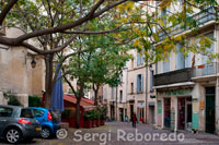 Ambiente bohemio en el casco antiguo de Montpellier. Gays y lesbianas: Le Café de la Mer,  5 Place Marché aux Fleurs ( tranvía 1: parada Louis Blanc). Se trata de uno de los locales favoritos por la comunidad gay y lésbica de Montpellier. Es un agradable café con terraza exterior, que se convierte en un punto ideal de encuentro para un público generalmente universitario. Le Heaven,  1 Rue Delpech ( tranvía 1: parada Louis Blanc). Situado justo a la vuelta de la esquina del anterior y bastante frecuentado a partir de las 20:00, generalmente por gays y amigos.  Villa Rouge,  Route de Palavas, Lattes ( bus 32). Situado al sur de Montpellier y aunque no es estrictamente gay, se ha convertido en la discoteca de referencia para la comunidad LGTB. Un gran equipo internacional de dj’s y un potente juego de láseres convierte cada noche del fin de semana en una gran fiesta.  Playas:  Los 12 km que separan Montpellier de Palavas-Les-Flots suelen ser recorridos por muchos urbanitas en bicicleta. Palavas es un centro turístico, con escuela de ‘kitesurf’ incluido, formado por una estrecha franja de tierra situada entre el mar y los pantanos Étang de Perols, Étang de l’Arnel y Étang du Prévost, donde anidan numerosas aves acuáticas. En dirección norte por la misma franja de tierra se abren las turísticas playas de Carnon y Grande-Motte, de fina arena blanca. Ubicada a 10 km al suroeste de Montpellier, Villeneuve-lès-Maguelone ofrece a los amantes de la tranquilidad 3.000 hectáreas de naturaleza preservada.