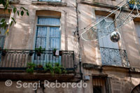 Balcons dels edificis més antics del casc antiuo de Montpeller. Aquí també s'inicia el gran mercat nadalenc que no té res a envejar als mercats de les ciutats alemanyes, fins i tot trobem el vi calent o mulled wine, més típic de l'Europa Central que d'una ciutat mediterrània, com tampoc poden faltar els creps, gofres i tot tipus de delicatessen. Per entrar en calor prenem una sopa de ceba, la sopa més deliciosa que mai he provat, per seguir amb un crèpe de xocolata negra al cointreau ... ummmm.El mercat de Nadal s'estén a través de l'àmplia Esplanade Charles de Gaulle fins l'Òpera Berlioz, l'altra Òpera de la ciutat, separada tan sols 400 metres de la primera el que demostra la gran afició per l'espectacle dels montpellerienses. En aquest mateix passeig, es troba el Museu Fabre, considerat un dels més importants museus de Belles Arts de França, amb obres de Rubens, Zurbarán o Delacroix entre d'altres. El seu nom fa honor al pintor François-Xavier Fabre que va néixer a Montpeller el 1825. Retrocedim de nou per la rue de la Loge i seguim per una altra de les principals avingudes del centre antic, la rue Foch, que desemboca a l'Arc de Triomf que a finals del segle XVII va ser manat construir per l'Administrador del rei en honor a Lluís XIV just en el lloc que ocupava una de les portes de l'antiga muralla.