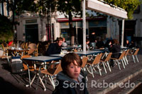 One of the many cafes near the church of Sainte Anne. Anna Rue Ste. Of course the best way to see it and enjoy it is by foot and wide pedestrian zone makes it easy. We headed towards the center, known as l'Ecusson similar in form to a shield. In fact, his profile draws a sort of pentagon and its edges are boulevards that take the place of the old murallas.Dejándonos guided by its high bell tower of 69 meters that dominates the city, we reached the old church of Santa Ana was built in the nineteenth century in the Gothic style and is now converted into a contemporary art gallery called "Carré Saint-Anne." At that time, the space is occupied by an antique fair and between windows, columns, Gothic arches and the body background, you can find all kinds of antiquities.