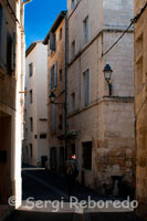 Carrerons estrets al centre històric de Montpeller. Rue Sepulcre. Pubs i discoteques: La Place de la Comédie és al centre de la ciutat vella, amb nombrosos cafès que a l'estiu s'omplen de terrasses. Al seu voltant s'expandeixen petits pubs, freqüentats generalment per estudiants. Les discoteques més grans es troben a la zona del riu, sent generalment el més selecte de la nit, evidentment, previ pagament d'entrada. Circus, 3 Rue Collot (tramvia 1: parada Comédie). Situat a prop de la cèntrica Place Jean Jaurès, és un dels garitos més famosos del centre de Montpeller. Està decorat a mig camí entre circ i lounge típicament novaiorquès, oferint còctels i aperitius, amb música internacional i ritmes r'n'b. El Cuba Cafè, 1 Place de France (tramvia 1: parada Odysseum). Els amants de la salsa i dels ritmes llatins trobaran en aquest local el seu centre de referència per a la nit. És un restaurant i bar musical que es troba a la zona cosmopolita Odysseum i obre diàriament de 9:00 a 2:00. Rockstore, 20 Rue Verdun (tramvia 1: parada Gare St-Roch). Un local que fa honor al seu nom i organitza les millors nits Erasmus de Montpeller. Està format per una sala de concerts, una discoteca i un cafè-rock. Decorat al gust dels anys 60 i amb una acústica millorable, per on desfilen algunes de les millors bandes de rock de França. Li Panama Cafe, 5 Rue de la République (tramvia 1: parada Gare St-Roch). Una discoteca formada per dues sales, una 'kitch' i una altra llatina, on es troben la majoria dels estudiants de les tres universitats. Bon ambient fins ben entrada la matinada, on a més presumeixen de ser l'única discoteca amb entrada gratuïta de Montpeller. Càrrec, 5 Rue du Grand Saint-Jean (tramvia 1: parada Gare St-Roch). Un altre bar musical que se suma a la moda dels garitos per a universitaris, que a tants estudiants de cursos de francès a França atrauen. Obre de dimarts a dissabtes de 20:00 a 2:00 i divendres i dissabtes fins les 5:00, sent l'entrada gratuïta fins les 0:00. Els dimarts organitzen festes llatines i almenys un parell de vegades al mes també nits per a Erasmus. Li Fizz, 4 Rue Cauzit (tramvia 1: parada Comédie). És un pub petit i simpàtic del centre històric, bastant freqüentat pels estudiants locals. Punxen música molt comercial i fàcilment ballable. Point Zéro, 4 Quai du Verdanson (tramvia 1: parada Louis Blanc). Ambient més underground, en un local de dos nivells on cada nit de dimarts a dissabte és una festa dirigida a una nacionalitat diferent. Estem en una de les capitals Erasmus de França i es nota ...